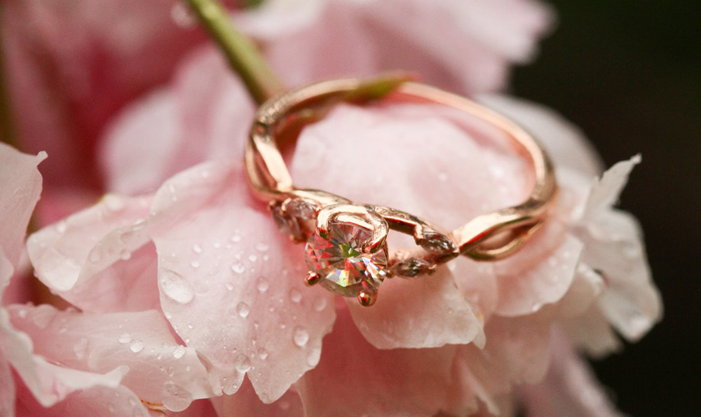 十八K金宝石戒指：佩戴在手指上的珍贵魅力